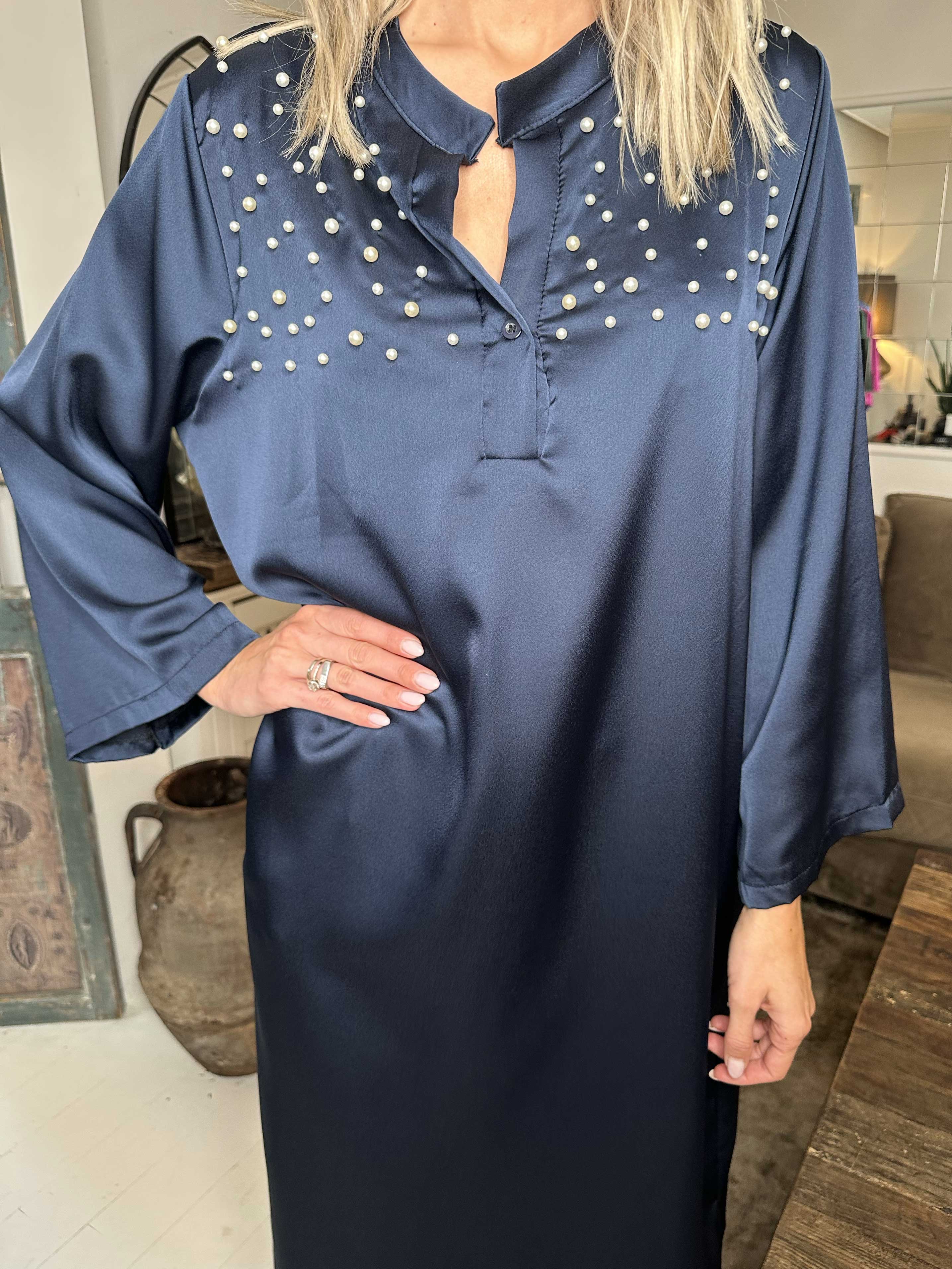 Emilia - Klänning i silkelook med lös passform och vita pärlor